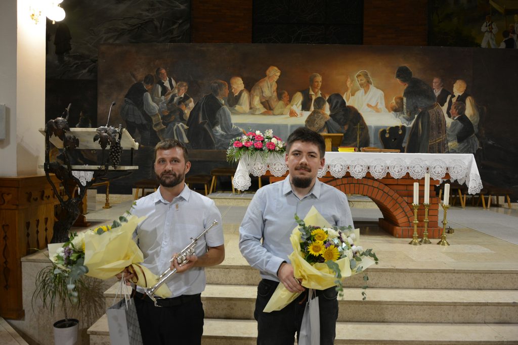 Matija Raguž - orgulje i Matija Kranjčević - truba nakon koncerta u crkvi sv. Antuna Padovanskog u Otoku.