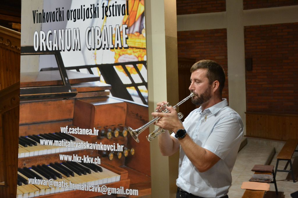 Matija Kranjčević - truba prilikom koncerta u crkvi sv. Antuna Padovanskog u Otoku.