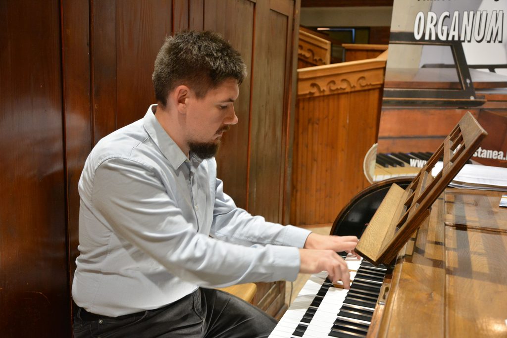 Matija Raguž - orgulje prilikom koncerta u crkvi sv. Antuna Padovanskog u Otoku.