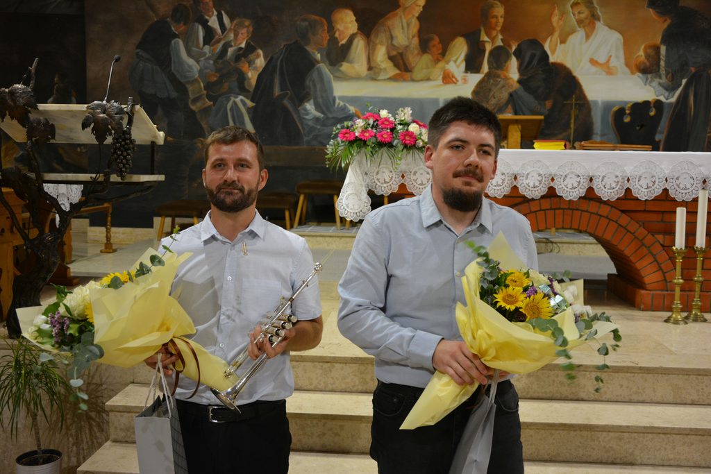 Matija Raguž - orgulje i Matija Kranjčević - truba nakon koncerta u crkvi sv. Antuna Padovanskog u Otoku.